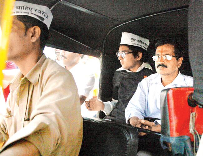 Historical ride: AAP leader Arvind Kejriwal created history by becoming the first Aam Aadmi in the history of Aam Aadmis in Mumbai to get an auto that went by meter from the airport. Pic/PTI