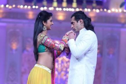 Holi Special: Karan Singh Grover, Jennifer Winget engage in some PDA