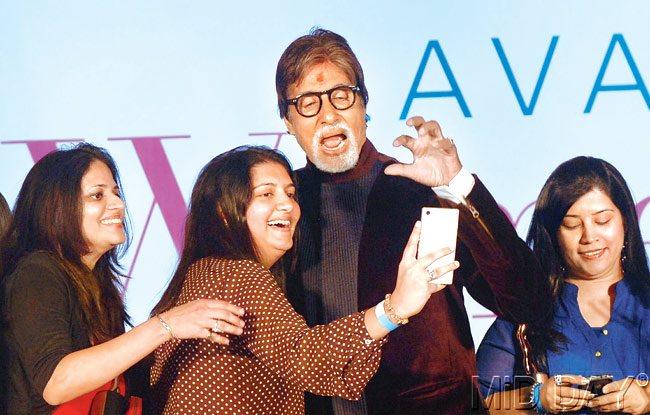 Dabboo Ratnani 2019 New Year Calendar: Bollywood Legend Amitabh Bachchan  Looks Suave for the Photoshoot, Abhishek Bachchan Also Shares a BTS Video |  🛍️ LatestLY