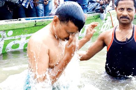 Lok Sabha Elections 2014: Arvind Kejriwal gets inked, takes dip in Ganga