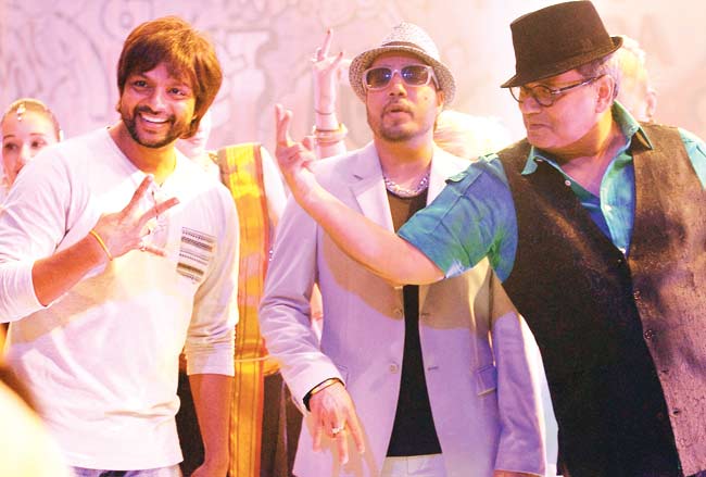 From left: Choreographer Rajeev Surti, Mika Singh and Subhash Ghai at the shoot