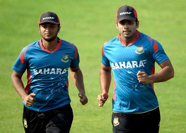 Bangladesh cricketers Abdur Razzak (R) and Shakib al-Hasan warm up during the training session at The Sher-e-Bangla National Cricket Stadium in Dhaka on Thursday aghead of their crucial India tie. Pic/AFP