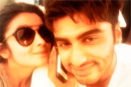 Alia Bhatt and Arjun Kapoor have a selfie moment
