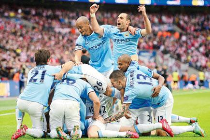 Manchester City beat Sunderland to lift League Cup title
