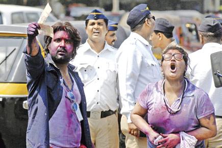 Holi drama: Inebriated rider takes on Mumbai cops