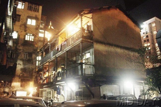 Akhil Bharat Bhavan is a chawl, while the Anusuya CHS (adjacent building) has five floors. Pic/Emmanual Karbhari