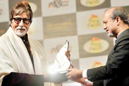  Big B receives 'Pune Pandit' award