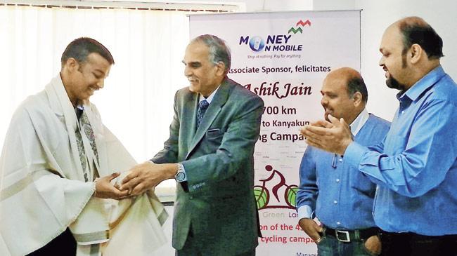 Ashik Jain being felicitated by former state DGP D Sivanandan