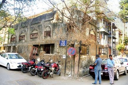 Garbage woes in south Mumbai: Trash pile up behind Babulnath temple haunt residents