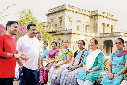 Lok Sabha elections 2014: Netas take a power walk to woo voters