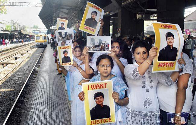 More than 500 people protested at Ghatkopar and CST stations yesterday. Dhaval’s family also submitted a letter to Central Railway, blaming the authorities and Mayur Patil for the death. Pic/Sayed Sameer Abedi