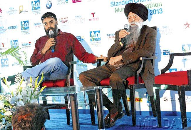 Fauja (with mike on right) and biographer Khushwant ‘the other Khushwant’ Singh at a press conference held at the Mumbai Marathi Patrakar Sangh for the Mumbai marathon in 2013. Pic/Sayed Sameer Abedi