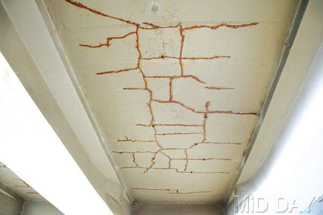 Cracks seen underneath one of the nine slabs of the Dindoshi flyover that need repairs. Pic/Prashant Waydande