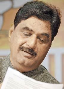 Gopinath Munde is said to have been upset over not been kept in the loop about the meeting between Raj Thackeray and Nitin Gadkari
