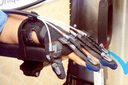 Doctor unveils robotic hand to treat patients with paralysis