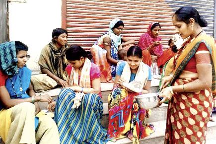 Sunshine story: Women from NGO pay it forward, feed famished locals
