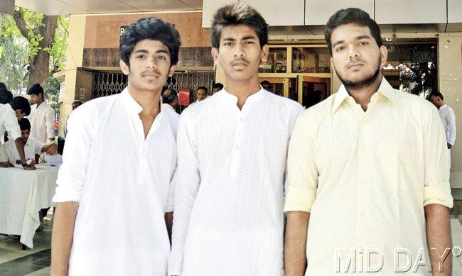 (Left to right) Dhaval’s friends Mandip Rajgor, Jay Lodaria, and Karan Gajjar alleged that a local corporator refused to help them take their friend to the hospital. Pic/Prashant Waydande