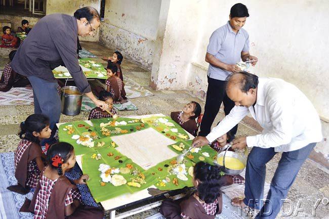 Serving the food was as enjoyable as consuming it. Pic/Datta Kumbhar