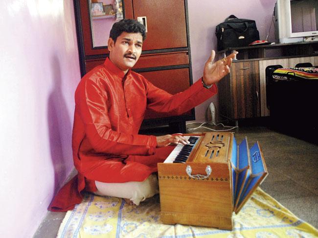 He spends his free time practising and even admits to singing and acting in front of the mirror. Pics/Pradeep Dhivar