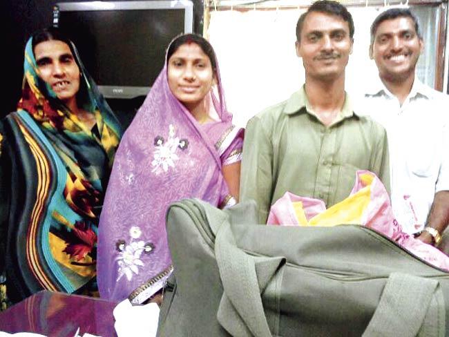 Shiv Narayan Gorakhnath (second from right) with his family members after the Kurla GRP handed over the bag to them