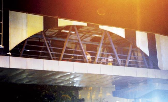 The skywalk at Andheri East, which is in complete darkness in places
