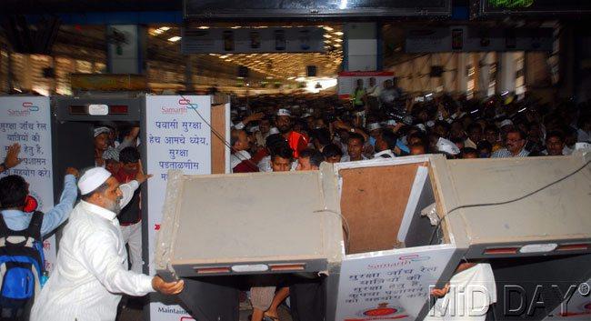 Arvind Kejriwal supporters, Mumbai