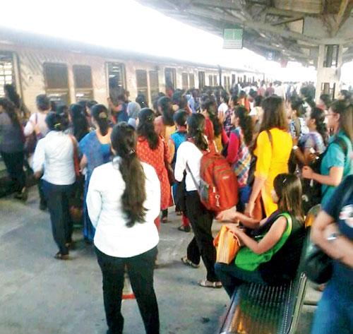 Women on Bhayandar station