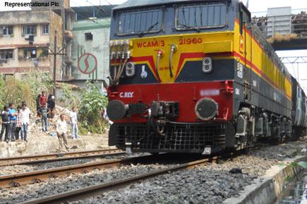 Mumbai local train on Central line derails; 1 dead