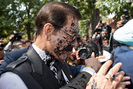 Caught on camera: Man throws ink on Subrata Roy's face