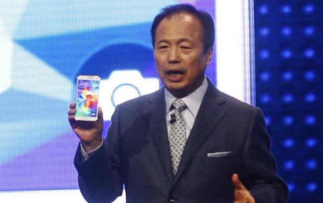President and Ceo Head of IT and Mobile and Communication Division at Sansung Electronics JK Shin presents the Galaxy S5