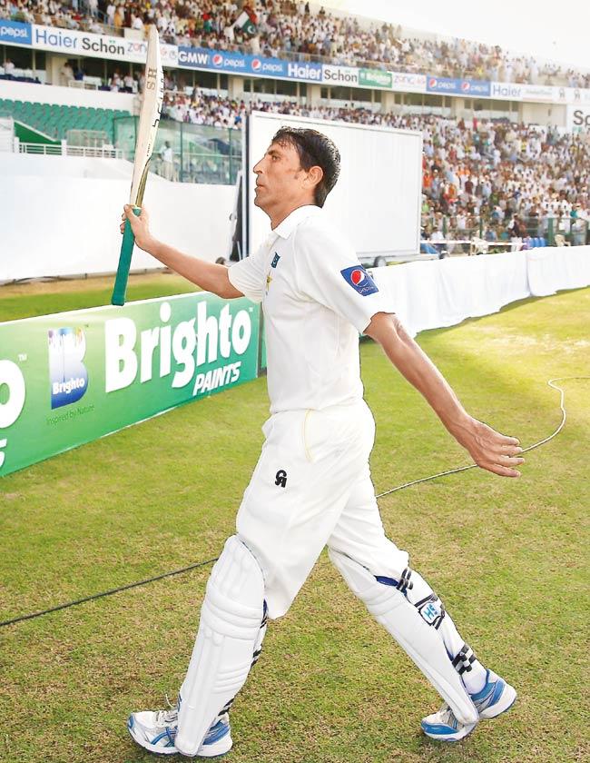 Younis Khan walks off the field at the end of the second session in Abu Dhabi yesterday. PICS/GETTY IMAGES