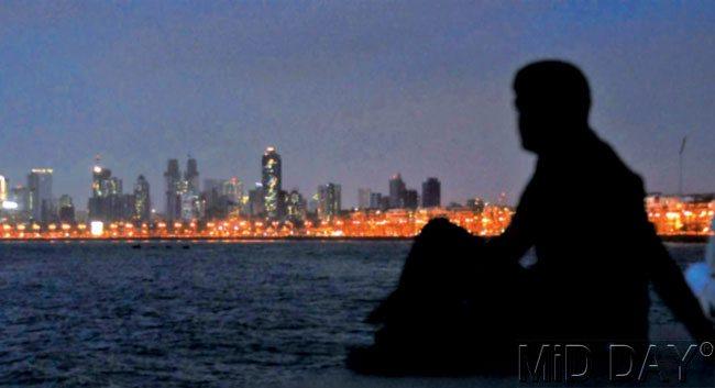 Darkness enveloped part of the city’s skyline, including Nariman Point, as seen from Marine Drive. Pics/Bipin Kokate