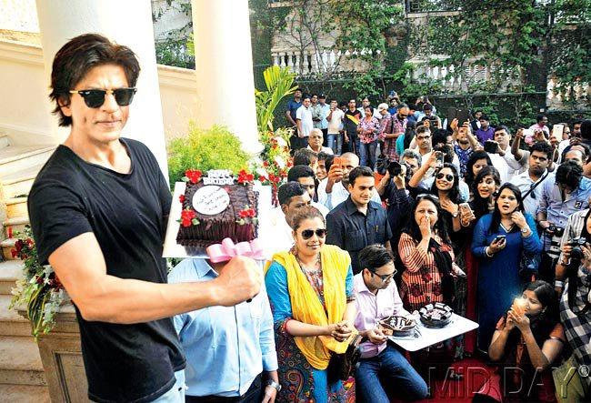 Shah Rukh Khan at his 49th birthday celebrations at Mannat yesterday. Pic/Satyajit Desai