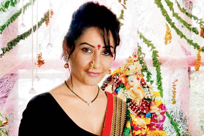 Maanayata Dutt goes desi for Ganpati Visarjan