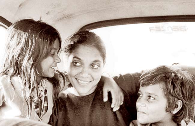 Mira Nair (centre) with Hansa Vithal (played Manju in Salaam Bombay) and Shafiq Syed (played Chaipau)