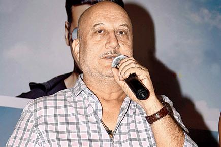 'The Shaukeens' casts' cheerful act
