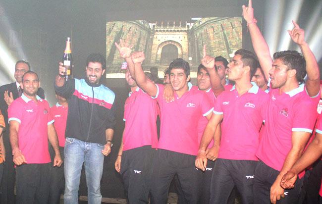 Abhishek Bachchan celebreting victory with his Pro Kabaddi League team Jaipur Pink Panthers