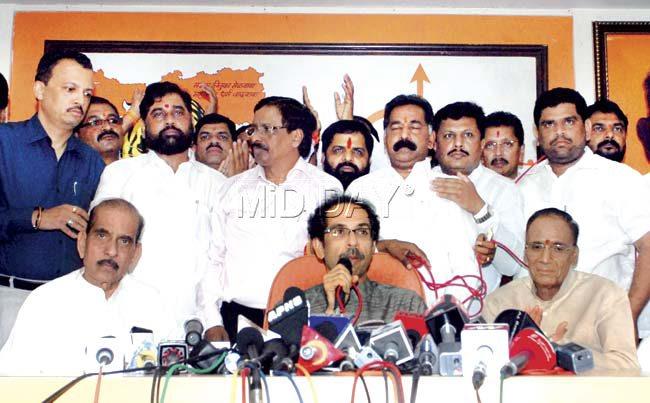 The Shiv Sena chief said the party would not hesitate to vote against the BJP in the trust vote if the latter chooses to take the NCP’s support. Pics/Shadab Khan