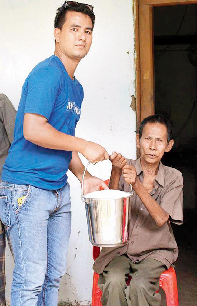 A young man from Manipur completes the challenge by donating a bucket of rice to a needy man