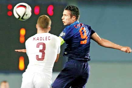 Euro 2016 qualifiers: Dutch coach Hiddink furious after last-minute loss to Czech