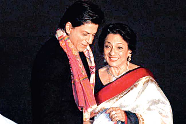 Shah Rukh Khan and Tanuja at the Kolkata International Film Festival