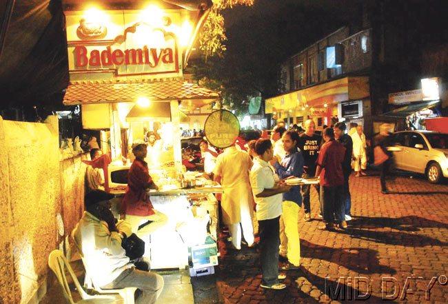 Bademiya continues to feed Mumbai’s nightcrawlers into the wee hours of the morning. Pic/Sayyed Sameer Abedi