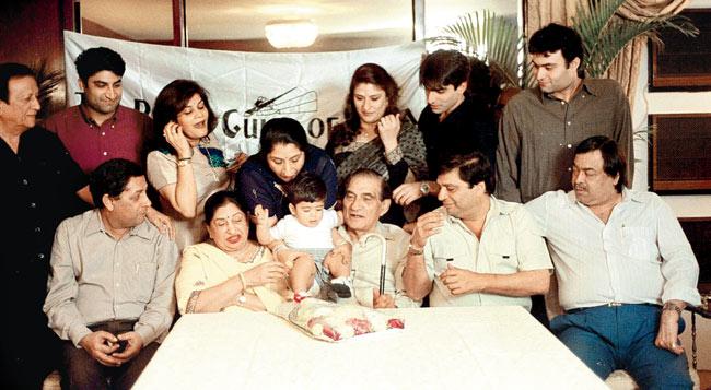 All in the family: BR Chopra (centre) with wife Prakash, son Ravi and daughter-in-law Renu, daughters Shashi and Beena with their respective spouses Raj Tilak and Dilip Kapoor, grandsons Rishabh, Shunal and Vishal and great grandaughter Ananiya during a function organised by The Press Guild of India to felicitate Chopra Sr in 2000. file/pic