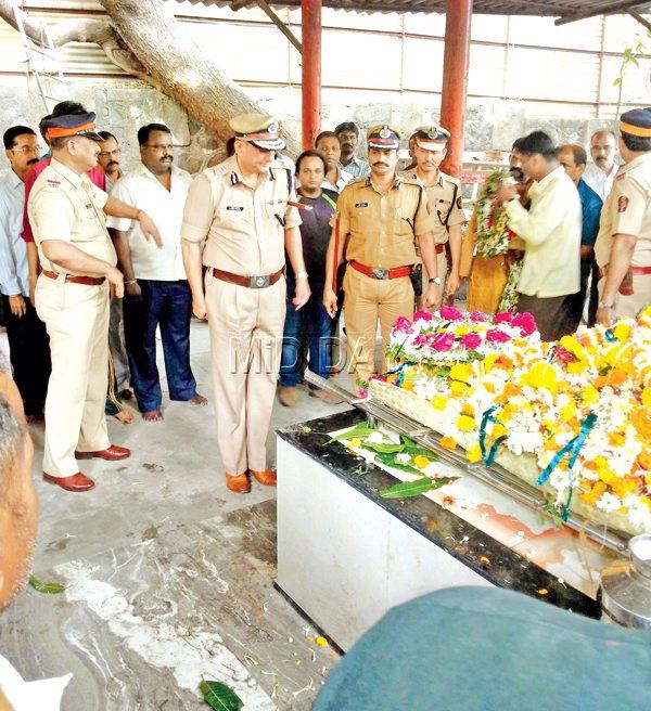 olice Commissioner Rakesh Maria and other senior officials at the funeral of constable Ajay Gawand in Mulund yesterday