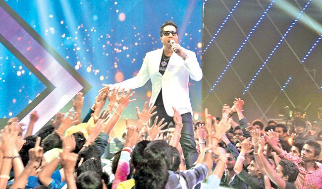 Mika Singh enthralling the audience
