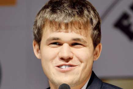 Magnus Carlsen takes firm step towards world chess title