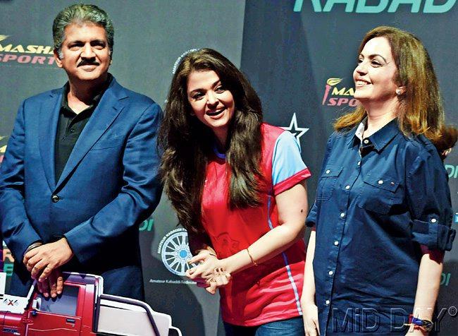 Co-founder of the Pro Kabaddi League Anand Mahindra (left) with actor Aishwarya Rai Bachchan and Indian Super League