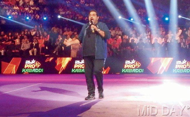 Singer Shankar Mahadevan entertains the crowd ahead of the Pro Kabaddi League final at the Sardar Vallabhbhai Stadium in Worli yesterday. Pic/Suresh KK