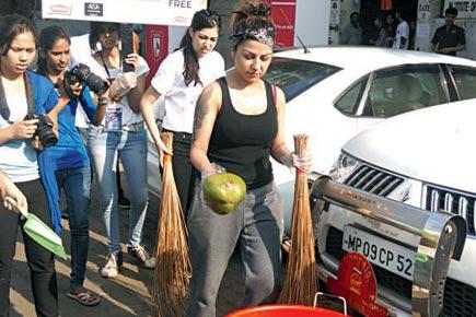 Singer-rapper Hard Kaur takes part in cleanliness drive in Vile Parle
