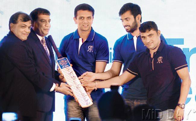Rahul Dravid (centre) with his RR teammates. Pic/Nimesh Dave
